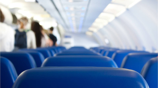 Cómo se dispersa un virus al estornudar dentro de un avión